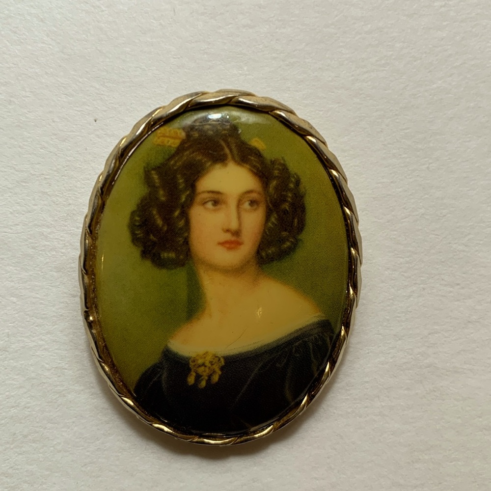 Vintage 60’s Victorian Woman Portrait Cameo Gold Tone Pin Brooch/Pendant